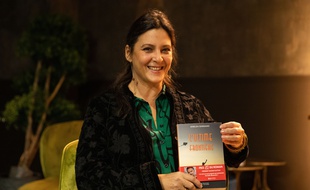 Remise du Prix littéraire "20 Minutes" à Giselda Garano dans les locaux de Prisma Media en présence de Maxime Chattam, à Gennevilliers, le 23 novembre 2021.