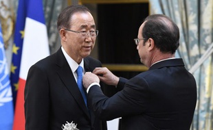 Ban Ki-moon a reçu ce jeudi la Légion d’honneur des mains de François Hollande pour sa contribution à la lutte contre le réchauffement climatique.
