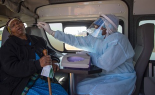 Un test pour détecter le Covid-19, en Afrique du Sud le 22 mai 2020.