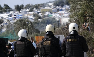 Des policiers anti-émeutes grecs prêts à «accueillir» un groupe de migrants sur l'île de Lesbos, en Grèce, le 2 mars 2020.