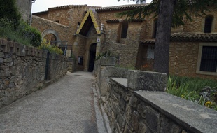 Le 29 juin 2012, le chemin menant de l'église et au musée de Rennes-le-Château dans l'Aude, où vécut l'abbé Saunière, dont l'origine de la fortune reste mystère.