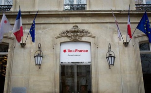 Un peu plus de soixante agents de la région Ile-de-France se sont rassemblés vendredi matin devant la collectivité, à l'appel de trois syndicats, pour dénoncer la détresse au travail et le fait qu'il y ait eu, selon eux, "deux suicides et cinq tentatives en six mois".
