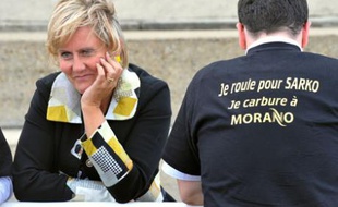 Nadine Morano, la secrétaire d'Etat à la Famille, avec un militant, le 6 septembre 2008 lors de l'université d'été de l'UMP, à Royan.