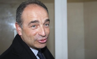 Le Conseil français du culte musulman (CFCM) a annoncé mardi qu'il allait retirer sa plainte contre le président de l'UMP, Jean-François Copé, déposée après ses déclarations controversées sur le "pain au chocolat".