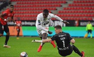 Le gardien du Stade Rennais a failli provoquer un penalty quand il est sorti face à l'attaquant du LOSC Timothy Weah, le 24 janvier 2021.