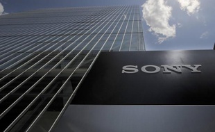 Le géant japonais de l'électronique Sony va procéder à 10.000 suppressions d'emplois dans le monde d'ici à la fin de l'année, du fait de la restructuration de plusieurs activités, a affirmé lundi le quotidien économique japonais Nikkei.