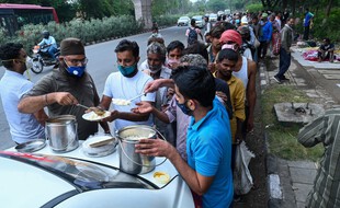 Lors d'une distribution de nourriture à des sans abris de New Delhi en Inde, pays durement touché par la pandémie.