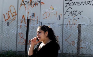 Une soeur aînée de Leonarda Dibrani, la collégienne rom expulsée au Kosovo, vit dans la Meuse en situation régulière et serait susceptible de l'accueillir, affirme l'Est Républicain à paraître jeudi.