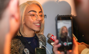 Bilal Hassani face aux journalistes après sa victoire à