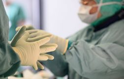 Le chirurgien abandonne un patient pendant l’opération pour aller batifoler avec une infirmière