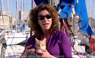 Florence Arthaud et son chat Bylka dans 30 Millions d'amis, en 2012.
