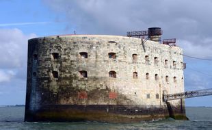 Non, un candidat de Fort Boyard n'a pas été oublié dans la cellule d'une épreuve puis retrouvé sept ans plus tard