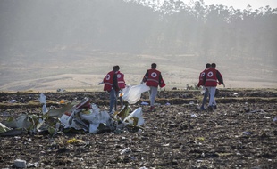 Lundi 19 mars 2019 - Les secours s'affairent au sud d'Addis Abeba, où s'est écrasé dimanche un avion de la compagnie Ethiopan Airlines, transportant 157 passagers.