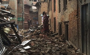 A Bhaktapur au Népal, une femme dans une rue dévastée par le séisme