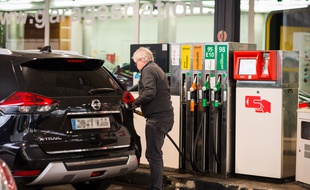 Le 10 décembre 2018, à Paris (12e). Un automobiliste se sert en carburant dans une station-service Total, rue de Picpus.