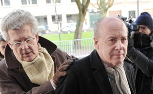 Me Hubert Delarue (g) et son client René Kojfer arrivent au palais de justice de Lille, le 5 février 2015