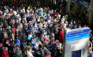 Des centaines de passagers bloqués à la gare de Saint-Pancras à Londres, samedi 30 mars 2019.