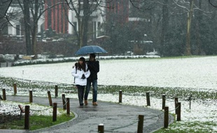 Un couple marche à Hangzhou, capitale de la province chinoise du Zhejiang, le 21 janvier 2016