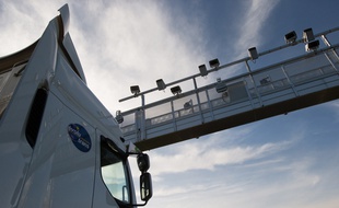 Illustration d'un des 173 portiques installés par la société Ecomouv', pour collecter l'écotaxe, le 16 novembre 2013.