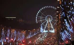 L'actrice Mélanie Laurent et le maire de Paris Bertrand Delanoë ont lancé lundi en fin d'après-midi les illuminations de Noël des Champs-Elysées constituées de 1 million de diodes basse énergie proposant, cette année, un halo ambre et zen.