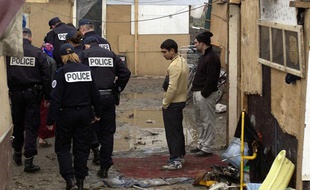 Des policiers dans un camp de Bobigny, occupé par des Roumains, en janvier 2007