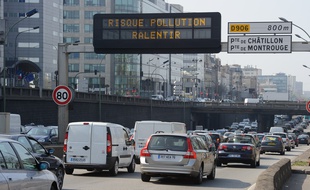 Paris le 28 mars 2012. Circulation automobiule sur le boulevard peripherique de Paris. Panneau de signalisation Risque pollution a Paris. Bouchons. Embouteillages. Circulation voitures dense.