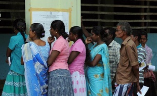 La minorité tamoule du Nord du Sri Lanka s'est rendue nombreuse aux urnes samedi dans l'espoir que ce scrutin historique ouvrira la voie de l'autonomie après des décennies de guerre qui ont fait plus de 100.000 morts.