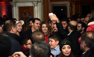 Bachar al-Assad et sa femme se sont rendus dans une église de Damas, le 18 décembre 2015.