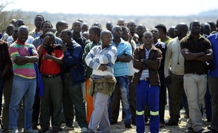 La direction de Lonmin a repoussé à mardi son ultimatum exigeant la reprise du travail des grévistes à la mine de platine de Marikana, dans le nord de l'Afrique du Sud, où 34 mineurs ont été tués jeudi par la police.