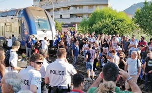 Le vendredi 13 juillet 2018, des usagers occupent les voies à Nice-Riquier