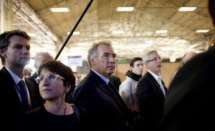 L'UMP "drague" le candidat du MoDem à la présidentielle, François Bayrou, tout comme "quelquefois" le camp du candidat socialiste François Hollande, a déclaré vendredi sur BFMTV-RMC la directrice de campagne du candidat centriste, Marielle de Sarnez.