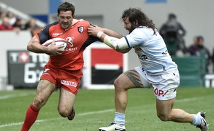 Le centre du Stade Toulousain Florian Fritz tente de déborder le pilier du Racing 92 Martin Castrogiovanni, le 17 avril 2016 au Stadium de Toulouse, en Top 14.