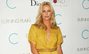 L'actrice Charlize Theron arrive à la première de "The Burning Plain" à Los Angeles, le 14 septembre 2009.