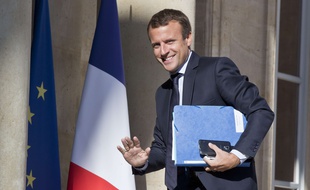 Emmanuel Macron sur le perron de l'Elysée, le 22 août 2016 à Paris.