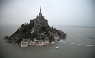Vue aérienne du Mont-Saint-Michel entouré par la mer à marée haute, le 20 mars 2015