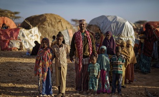 Une famille de déplacés en Somalie, dans le camp de Qardho où affluent les réfugiés fuyant la sécheresse. En Somalie, la famine risque de toucher des millions de personnes.