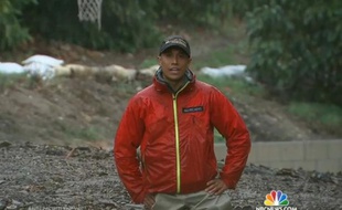 Capture d'écran d'un reportage de NBC du 28 février 2014 où l'on voit le journaliste Miguel Almaguer les pieds dans la boue.