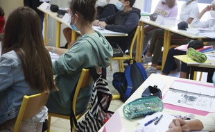 Des collégiens portant un masque durant les cours.