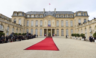 Un tapis rouge déroulé au palais de l'Elysée avant l'intronisation d'Emmanuel Macron, en mai 2017.