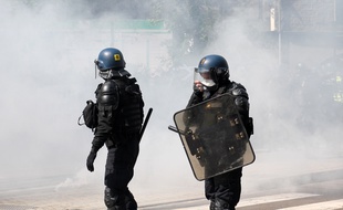 La manifestation du 1er Mai a dégénéré à Rennes quand les forces de l'ordre ont voulu intervenir dans le cortège.