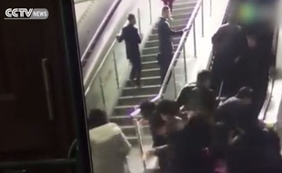Un escalator se met subitement à descendre dans un centre commercial chinois.