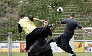 Un match de football entre séminaristes en Suisse. Illustration.