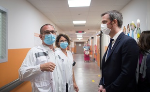 Olivier Veran en visite à l'hôpital de Brignoles dans le sud de la France.