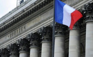 Un drapeau français flotte devant le palais Brongniart