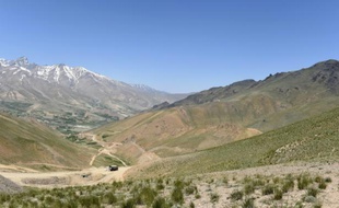 Un camion circule dans les montagnes de la province afghane de Bamiyan, le 18 juin 2015