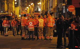 Les secours vendredi soir à côté de la salle de concert du Bataclan.