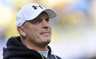Le Néo-Zélandais Vern Cotter, qui entraîne Clermont depuis 2006, n'est pas candidat à la succession de Declan Kidney à la tête de l'équipe d'Irlande, a indiqué jeudi le site internet de la radio néo-zélandaise Radio Sport.