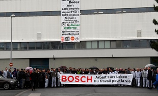 Des salariés de Bosch devant l'usine d'Onet-le-Château, en Aveyron, le 26 janvier 2018.