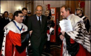 La séparation des pouvoirs qui préserve notamment l'indépendance de l'autorité judiciaire par rapport au pouvoir exécutif est au coeur de la polémique créée par les propos de Nicolas Sarkozy, fustigeant la "démission" de la justice face à la délinquance en banlieue.
