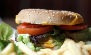 Des centaines de personnes se sont massées ce lundi devant un fast-food de Manille proposant des burgers à 13 cetimes